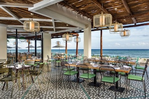 11 restaurants, servant le déjeuner et le dßner; cuisine japonaise