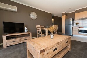 Departamento ejecutivo, 2 habitaciones | Cocina privada | Microondas y tetera eléctrica 