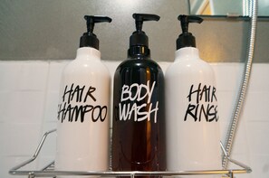 Shower, free toiletries, hair dryer, bathrobes - Majung Haus - Hostel (Seoul)