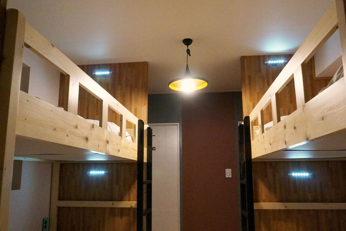 Felles sovesal (8 single beds) | Sengetøy av topp kvalitet, barnesenger og ekstrasenger (mot et tillegg)