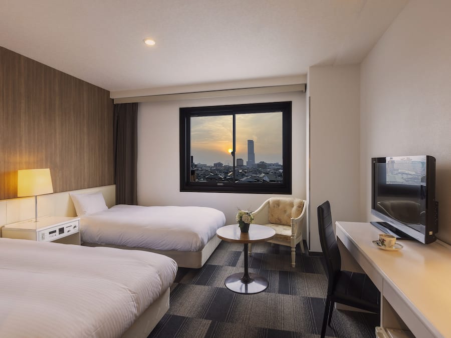 Escritorio, cortinas blackout y tabla de planchar con plancha