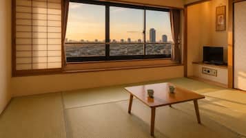 Escritorio, cortinas blackout y tabla de planchar con plancha