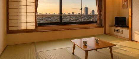 Escritorio, cortinas blackout y tabla de planchar con plancha