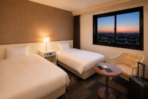 Desk, blackout drapes, iron/ironing board, free WiFi - City Hotel Airport in Prince (Izumisano)