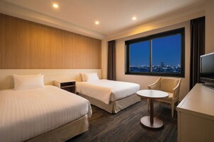 Escritorio, cortinas blackout y tabla de planchar con plancha 