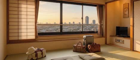 Habitación triple tradicional, para no fumadores | Escritorio, cortinas blackout y tabla de planchar con plancha