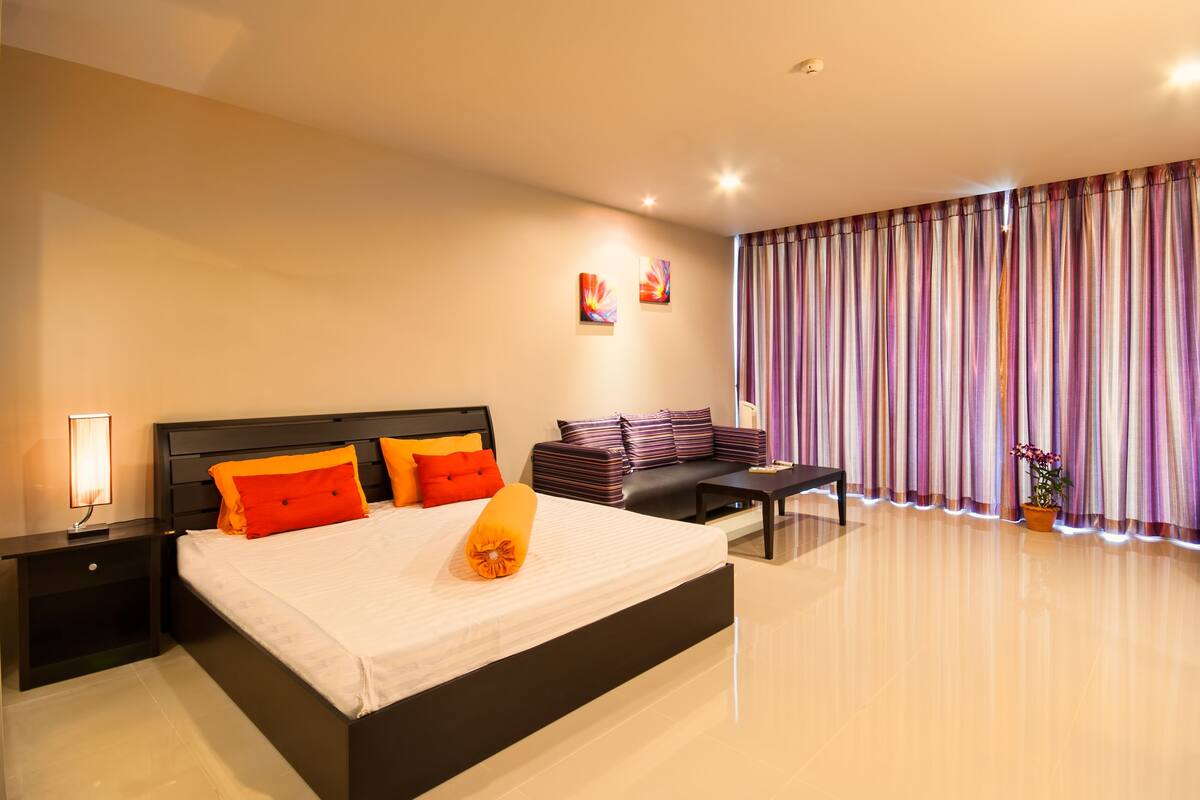 Deluxe Apartment, 1 King Bed, Sea View, Mountainside | In-room safe, desk, iron/ironing board, cribs (free)