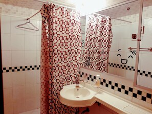 Premier Quadruple Room, 1 Bedroom, City View | Bathroom shower - Justin House (Seoul)