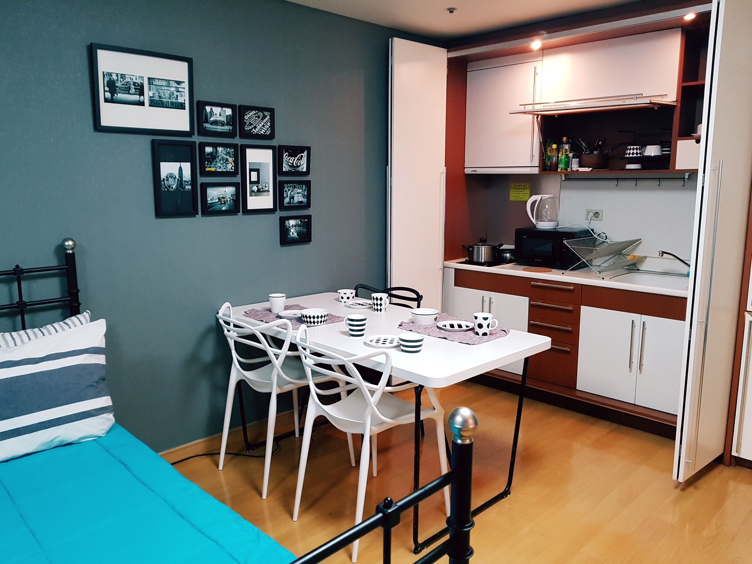 Habitación doble Deluxe | Cocina privada | Refrigerador con congelador, microondas y parrilla de estufa 