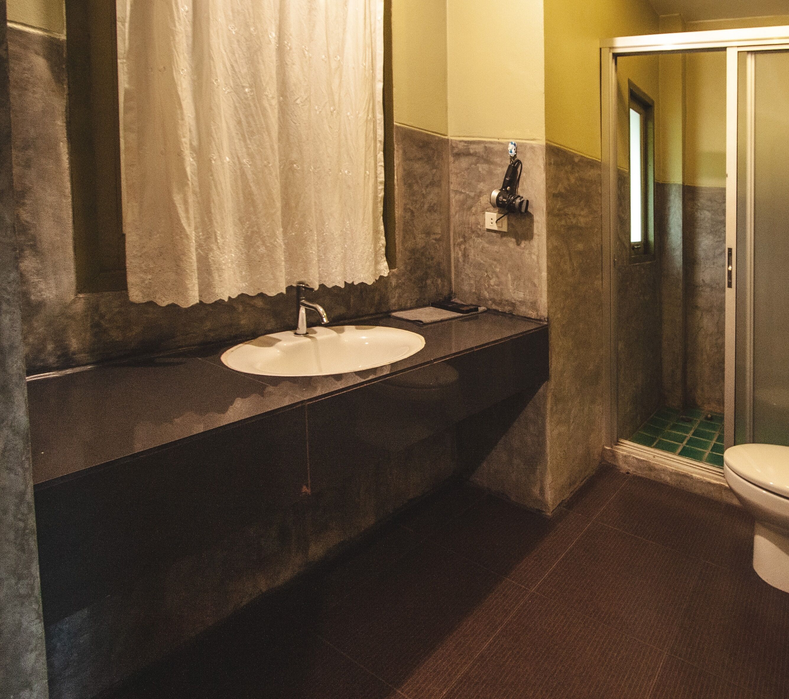 Une salle de bain avec un lavabo, un miroir et une douche.