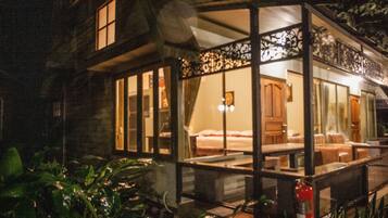 Fassade der Unterkunft – Abend/Nacht