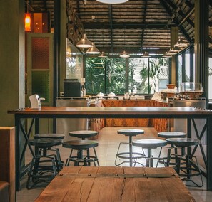 Family dining - Pai Panalee The Nature Boutique Hotel (Pai)