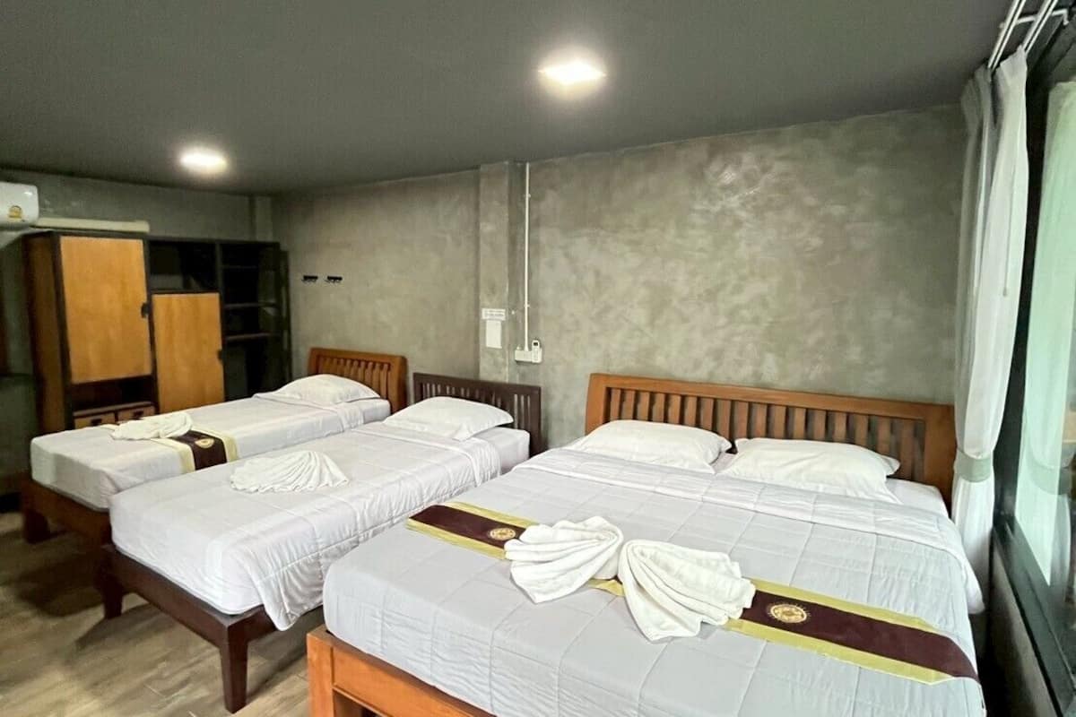 Habitación cuádruple ejecutiva | Ropa de cama de alta calidad, wifi gratis, decoración individual