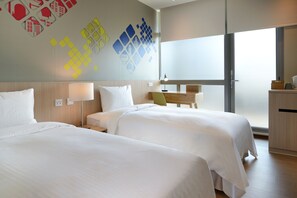 Habitación estándar con 2 camas individuales | Escritorio, cortinas blackout, insonorización y cunas gratuitas