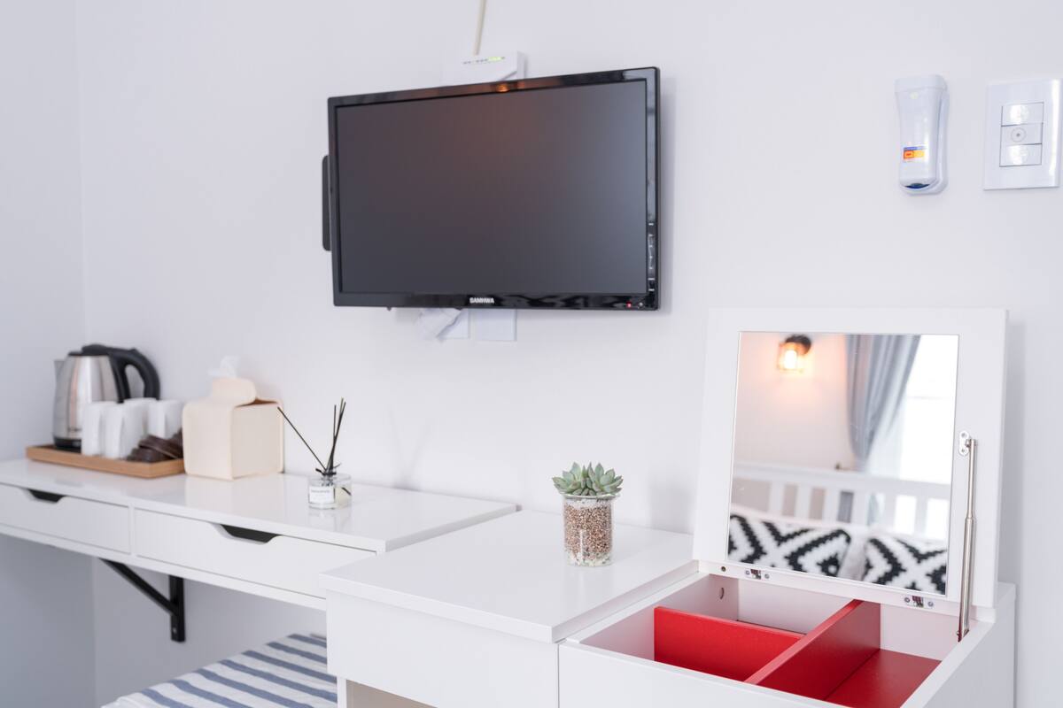 デラックス 4 人部屋 | デスク、WiFi (無料)、客室ごとに異なる装飾、客室ごとに異なるインテリア
