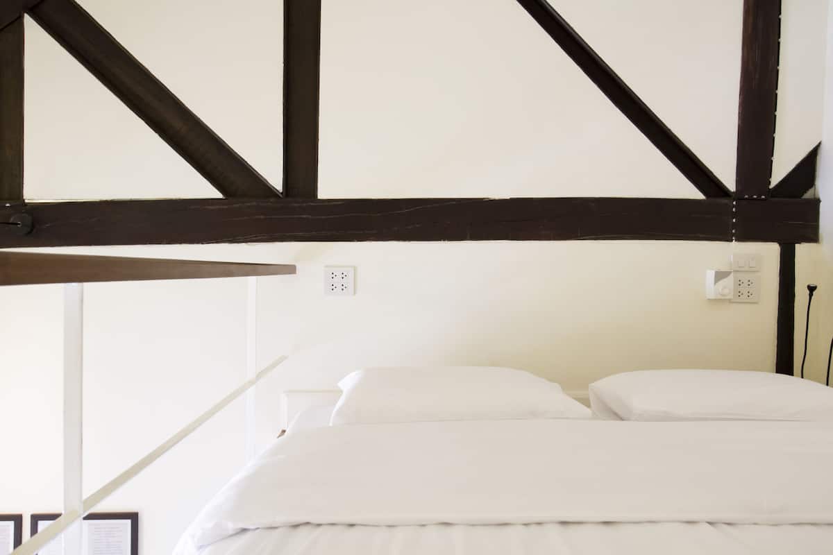 Ton Yang (River View with Balcony) | Escritorio y wifi gratis