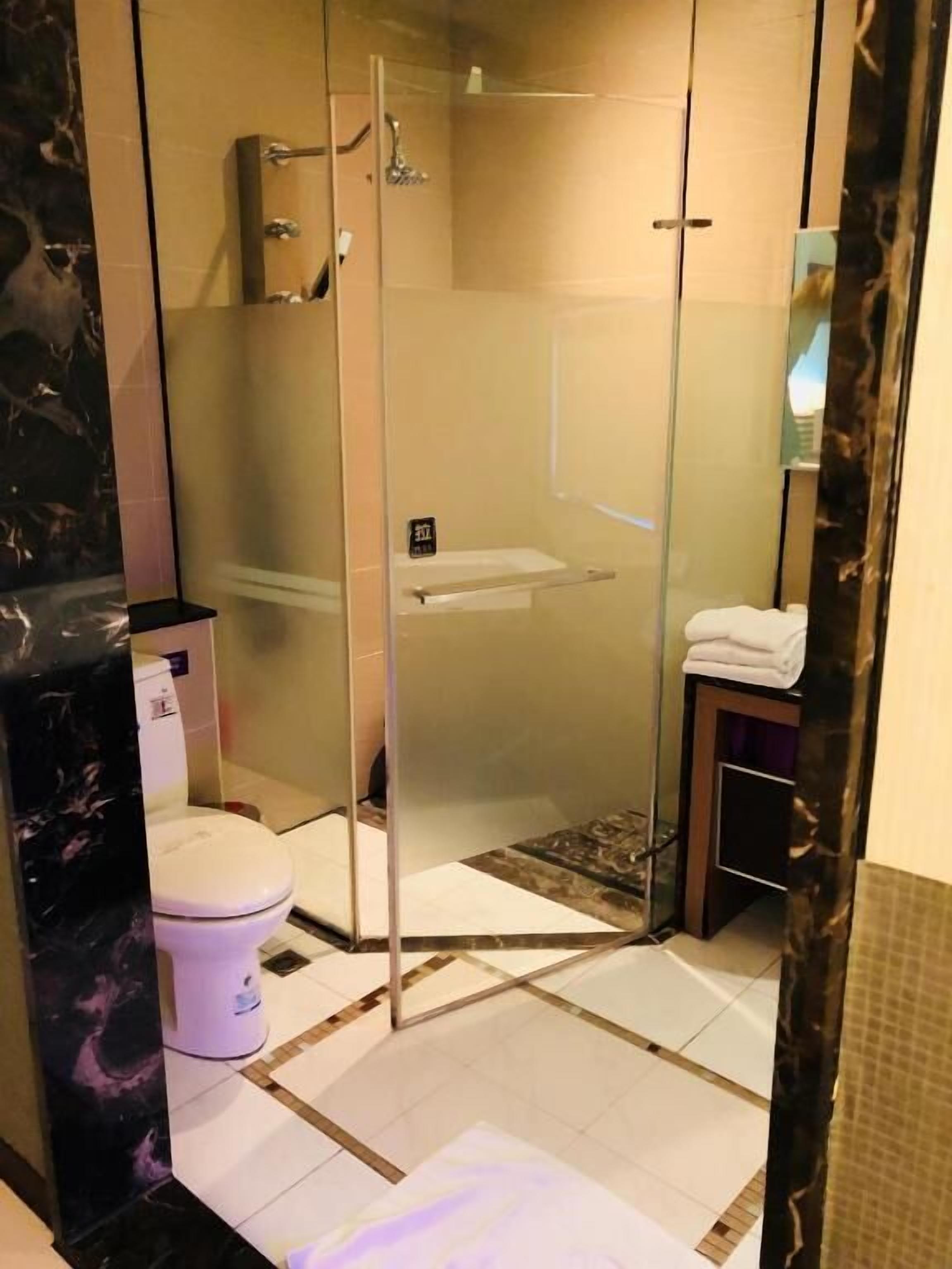 business double room | bathroom | combined shower/bathtub, jetted bath, free toiletries, hair dryer