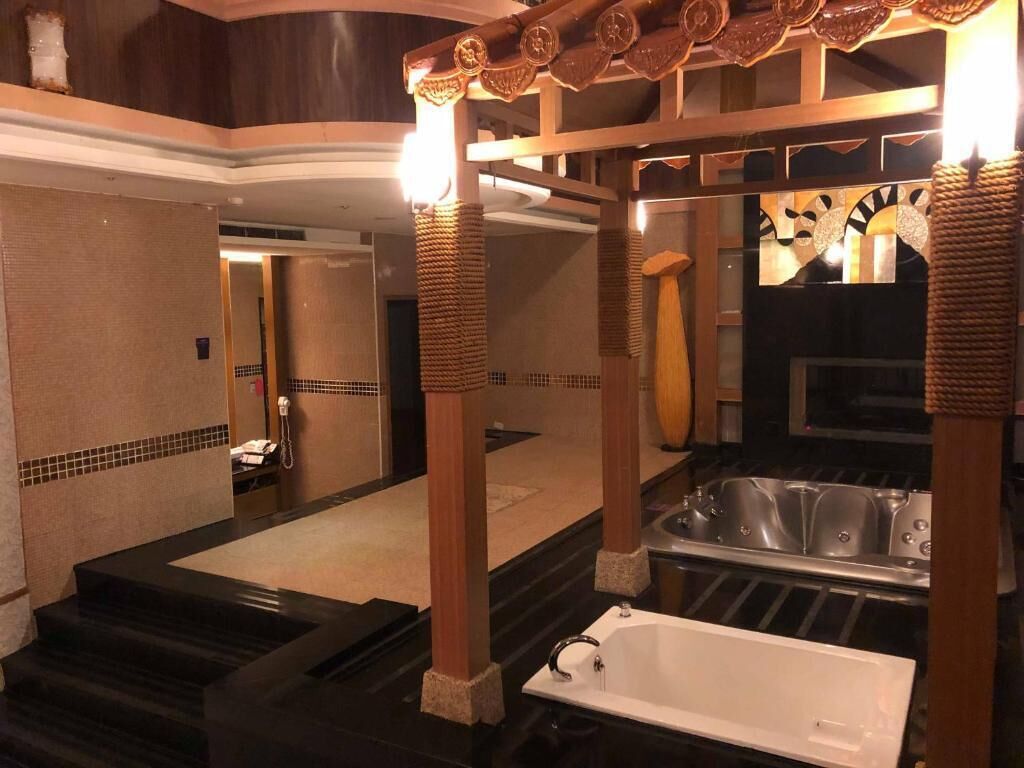 room | deep-soaking bathtub