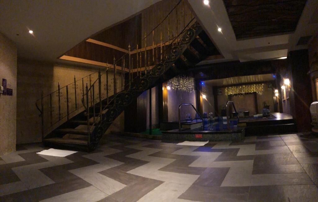 room | deep-soaking bathtub