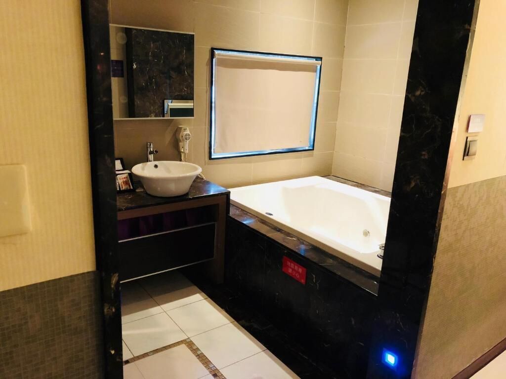business double room | bathroom | combined shower/bathtub, jetted bath, free toiletries, hair dryer