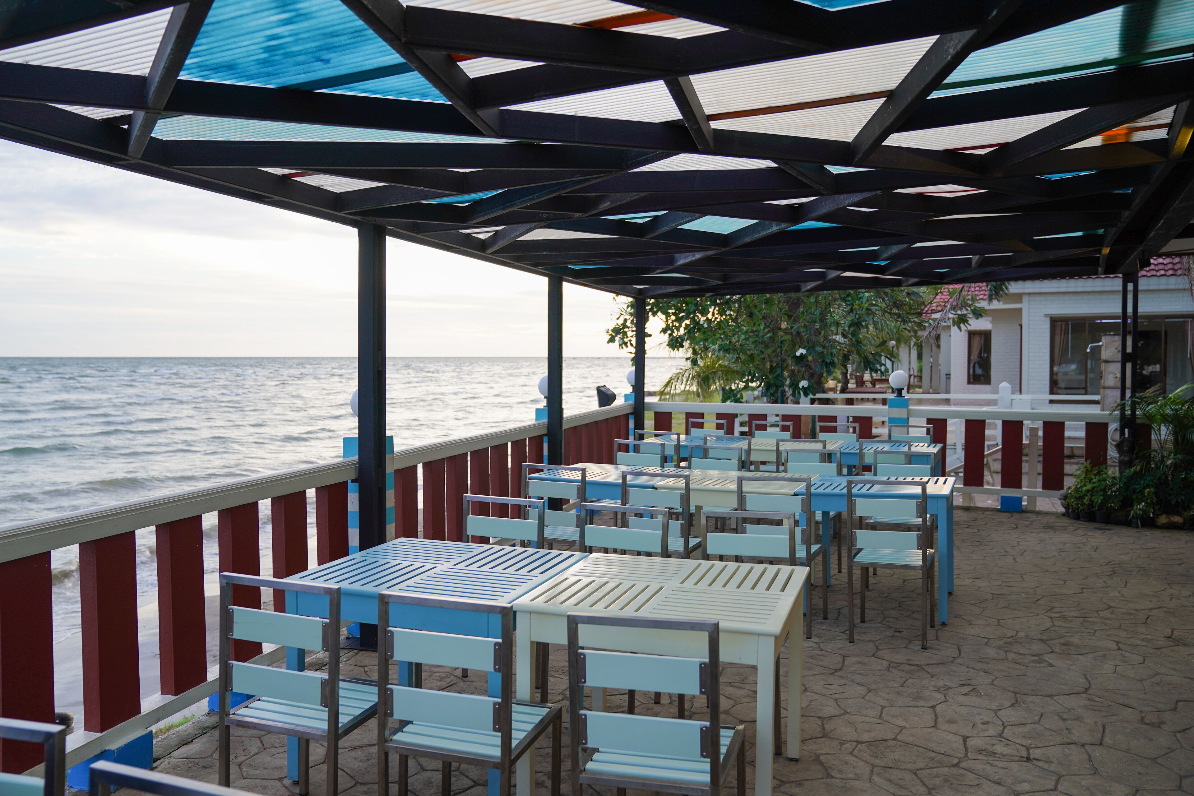 Breakfast, lunch, dinner served; Thai cuisine, beach views 