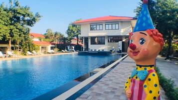 Outdoor pool, an infinity pool, pool loungers