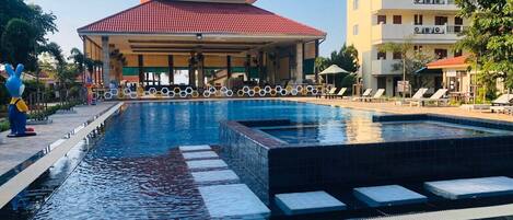 Outdoor pool, an infinity pool, sun loungers