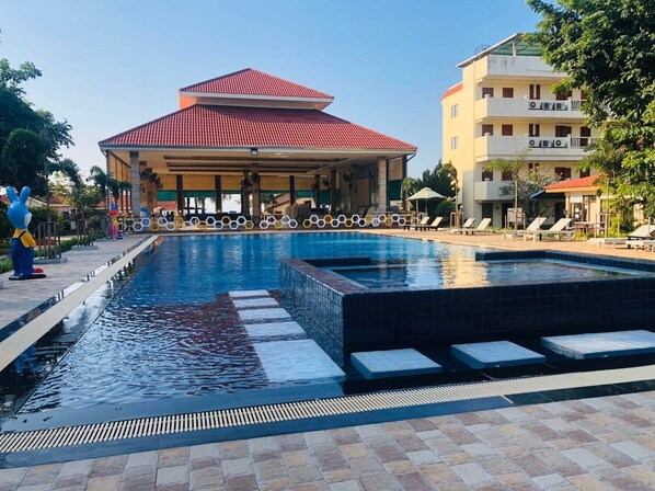 Alberca al aire libre, alberca infinita y camastros