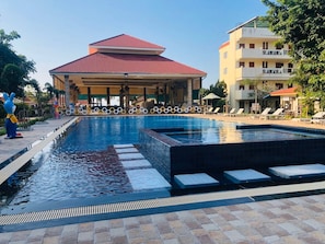 Piscine extérieure, piscine à débordement, chaises longues