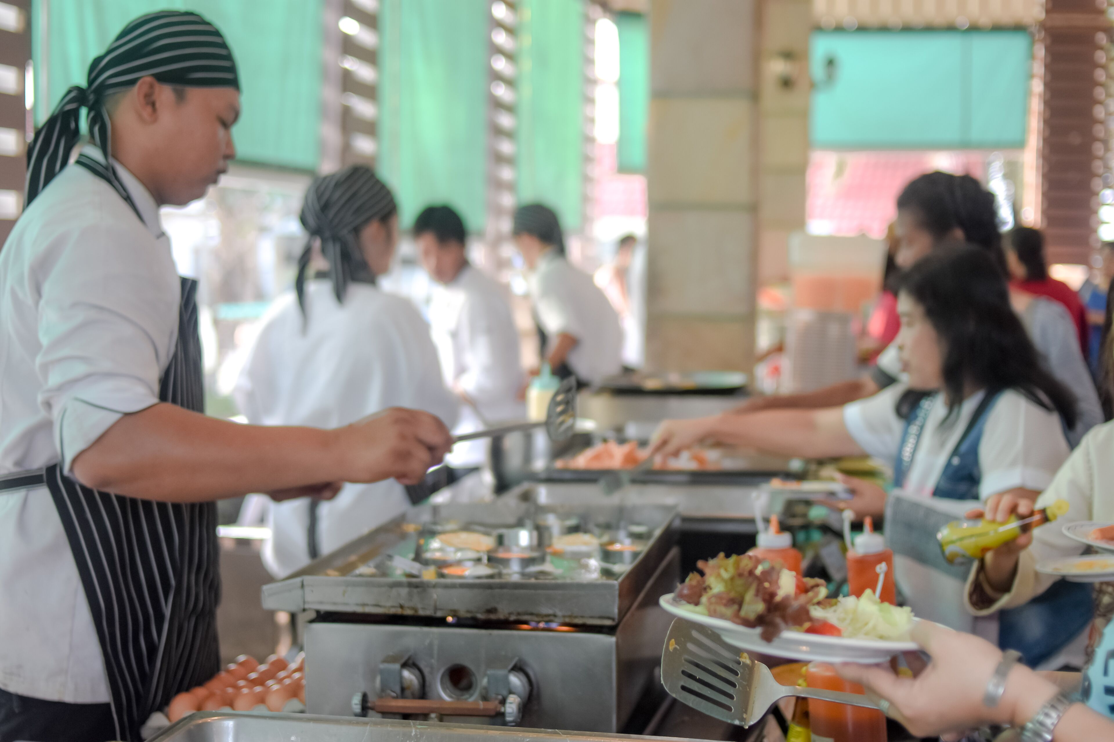 Se ofrece un desayuno bufé los fines de semana (200 THB por persona)