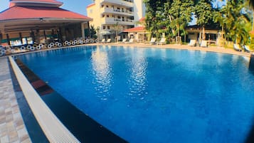 Udendørs pool, infinity-pool, liggestole