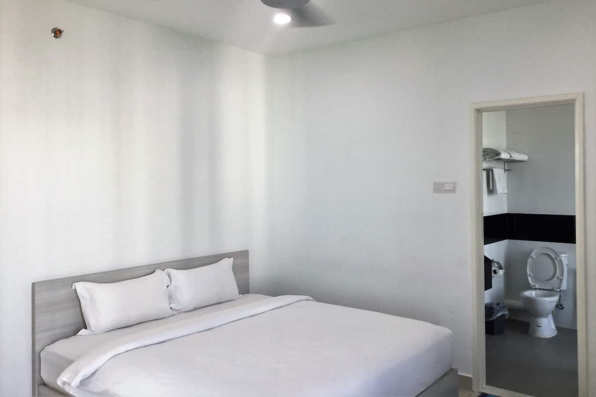Suite, 2 kamar tidur, balkon, pemandangan kota | Brankas, tirai kedap cahaya, dan setrika/meja setrika