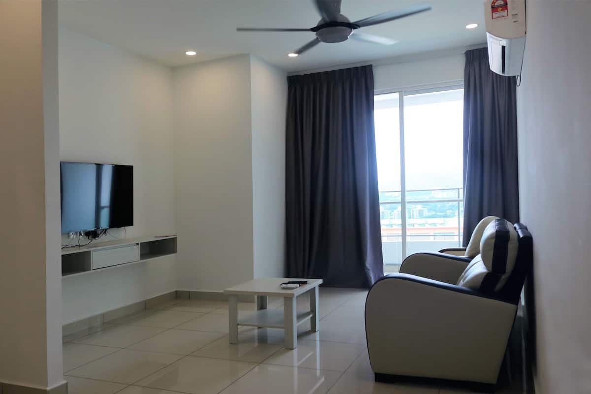 Suite, 1 kamar tidur, balkon, pemandangan kota | Area keluarga | TV LCD