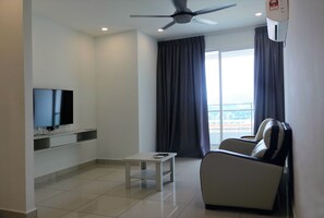 Suite, 1 habitación, balcón, vistas a la ciudad | Zona de estar | Una televisión LCD