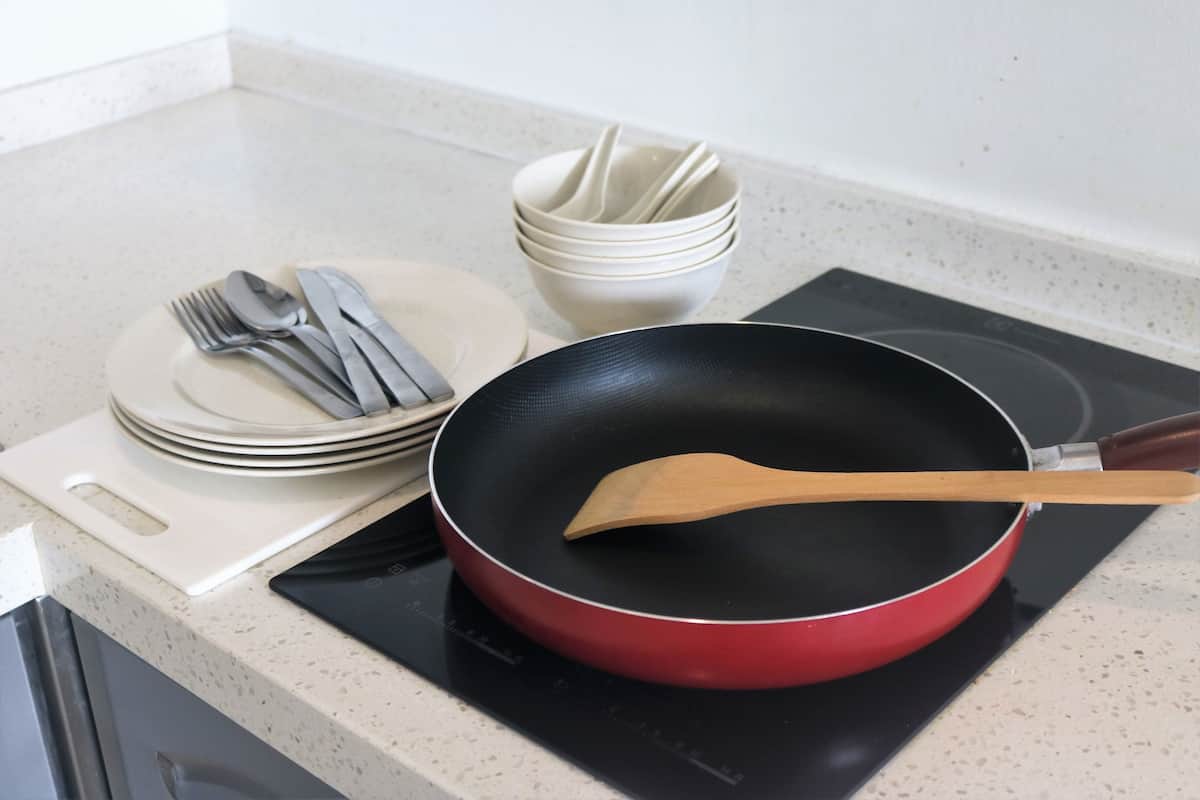 Lemari es besar, microwave, dan peralatan masak/sendok-piring