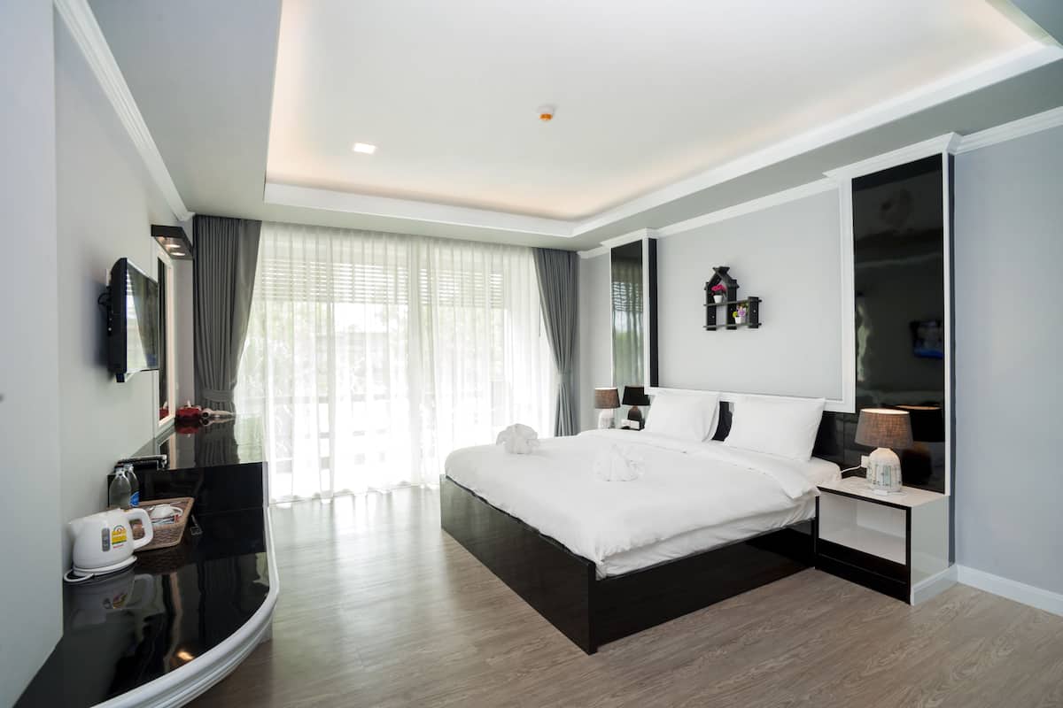 Standard Double Room, Balcony | Premium bedding, minibar, in-room safe, desk