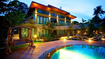 Deluxe Pool View | Ropa de cama de alta calidad y minibar