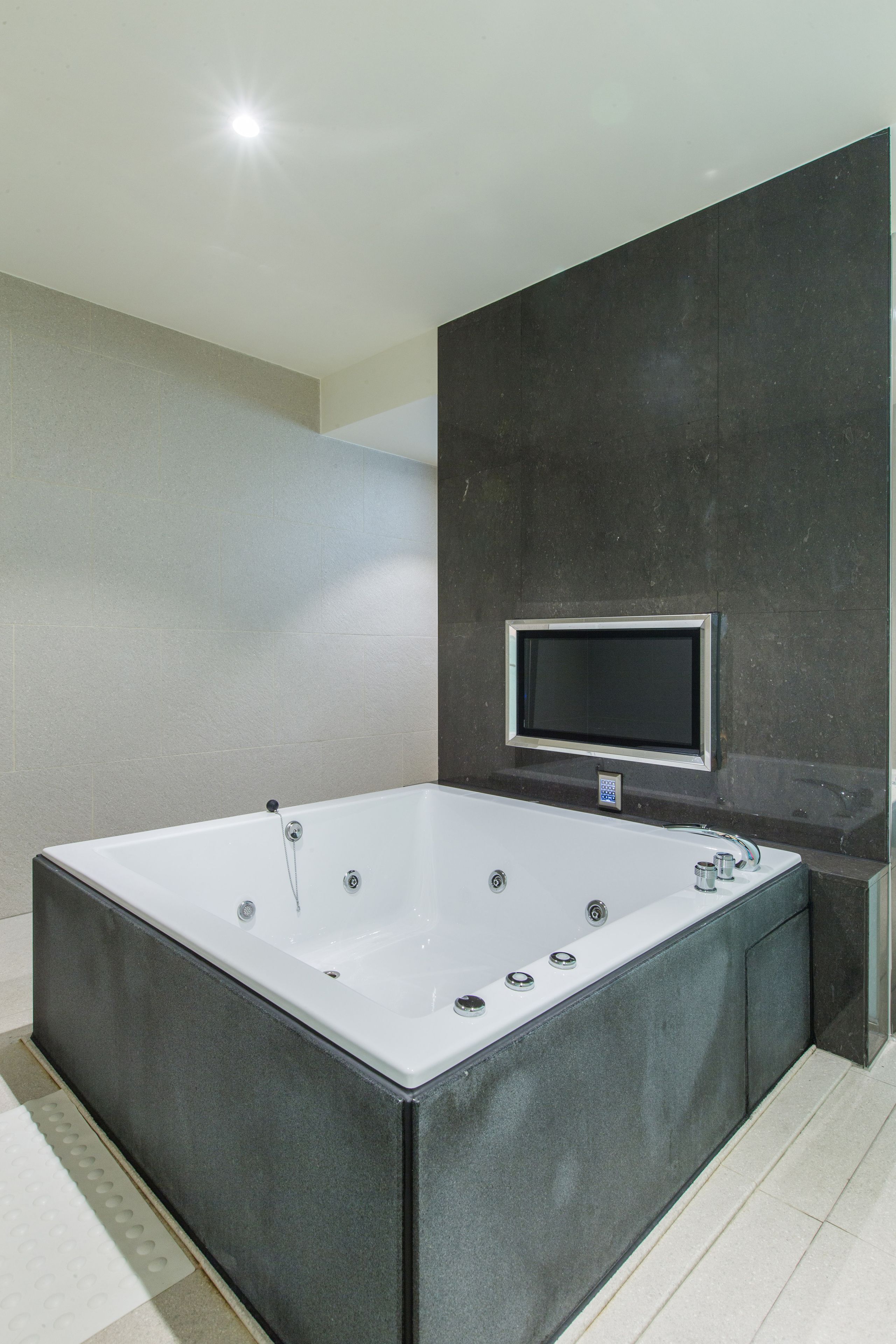 Indoor spa tub