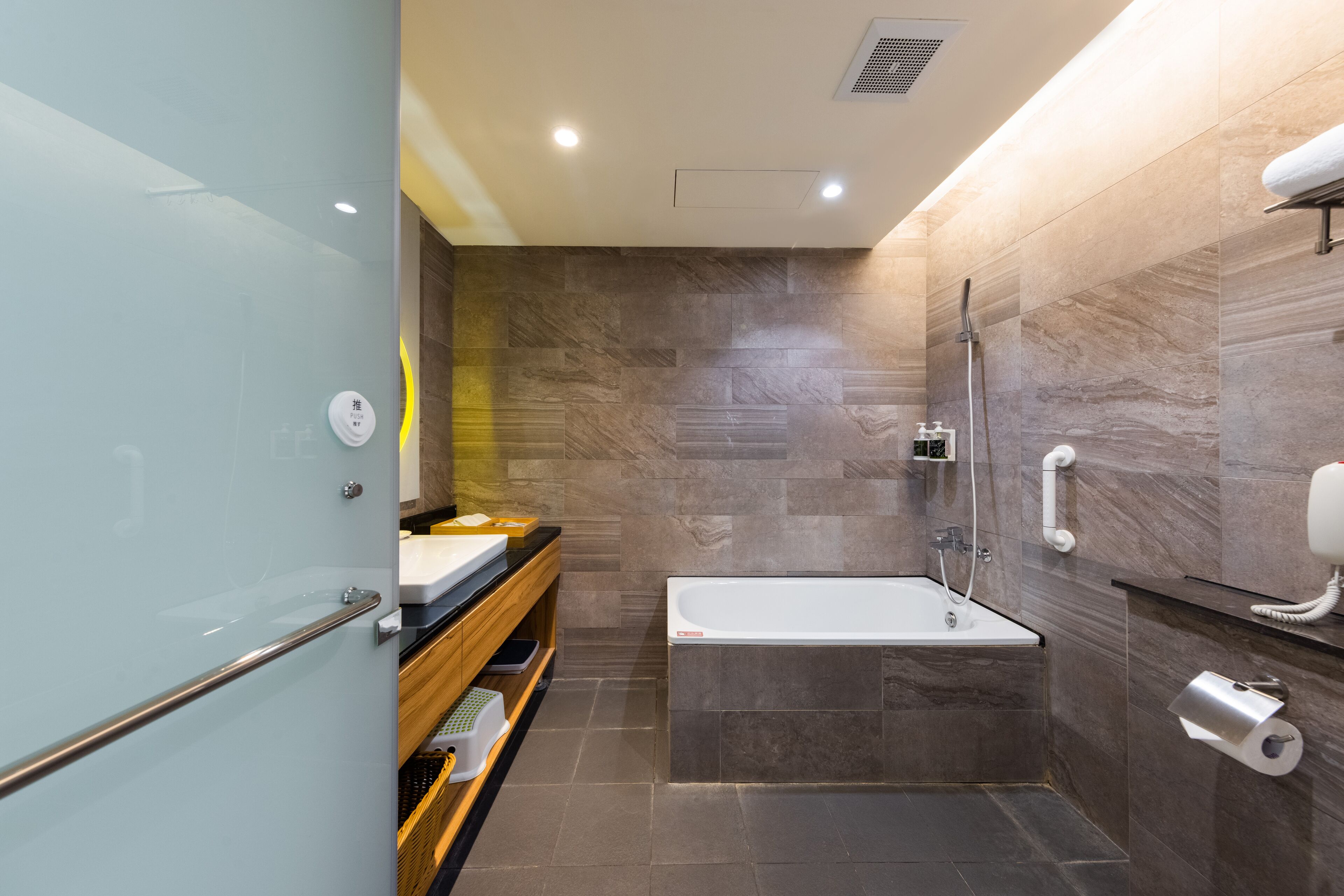 Family Suite | Bathroom | Hair dryer, bidet, towels, shampoo