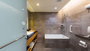 Family Suite | Bathroom | Hair dryer, bidet, towels, shampoo