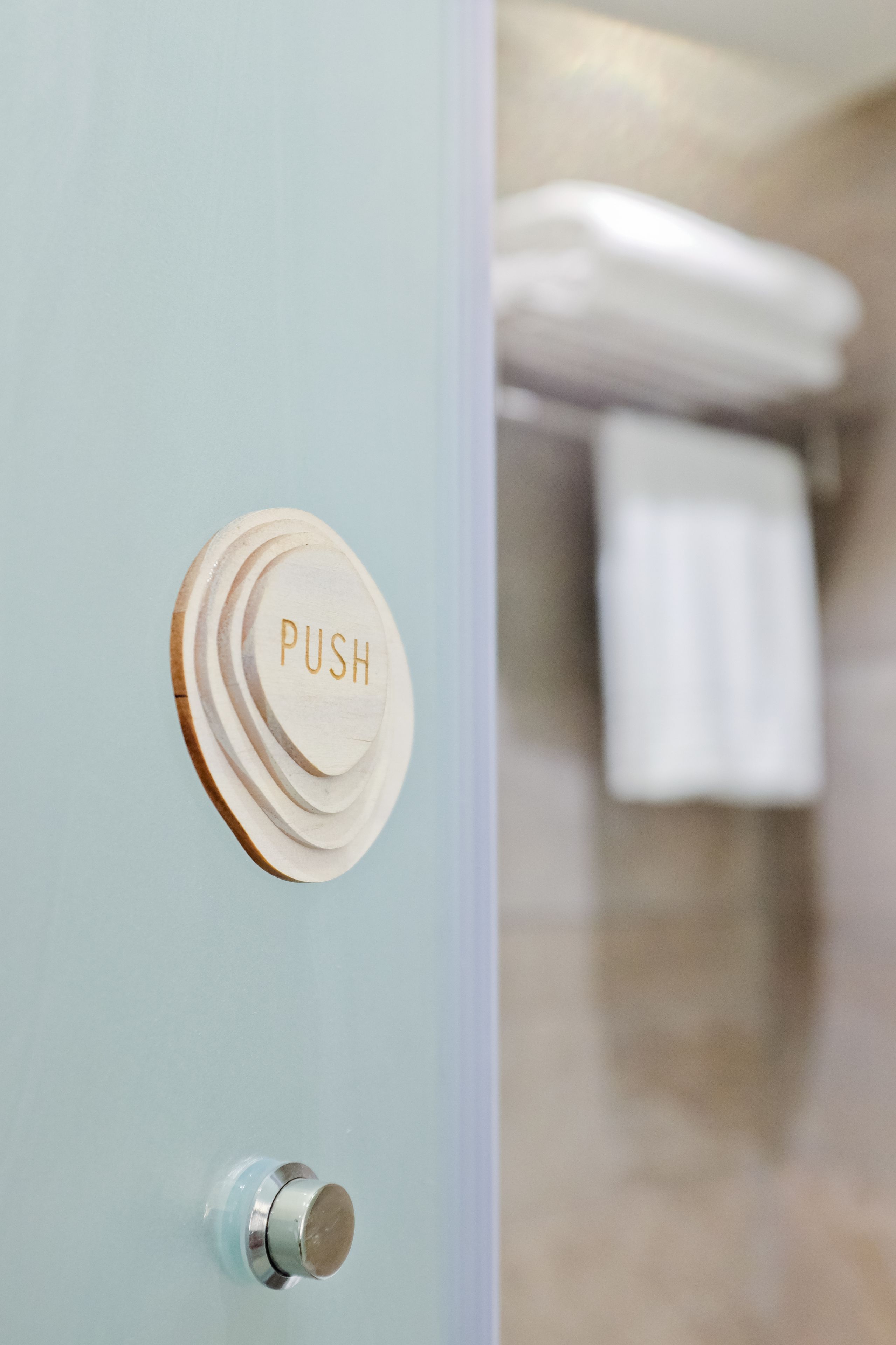 hair dryer, bidet, towels, shampoo