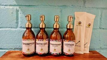 Shower, rainfall showerhead, free toiletries, hair dryer