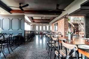 Petit déjeuner continental (8 USD par personne)