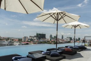 Outdoor pool, pool umbrellas, sun loungers - Aquarius Hotel & Urban Resort Phnom Penh (Phnom Penh)