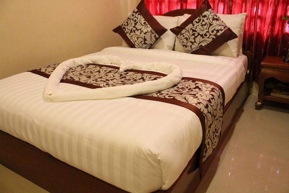 Minibar, in-room safe, desk, WiFi (free)