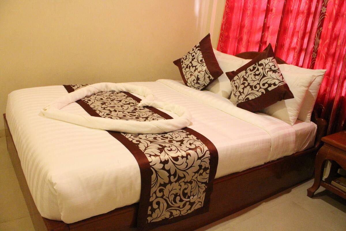 Deluxe Double Room | Minibar, in-room safe, desk, WiFi (free)