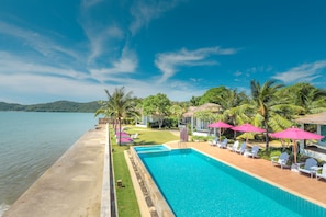 Hồ bơi ngoài trời 