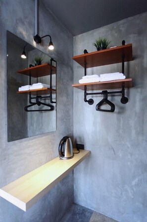 Deluxe Double Room | Bathroom | Shower, rainfall showerhead, free toiletries, hair dryer - Inn Home (Bangkok)