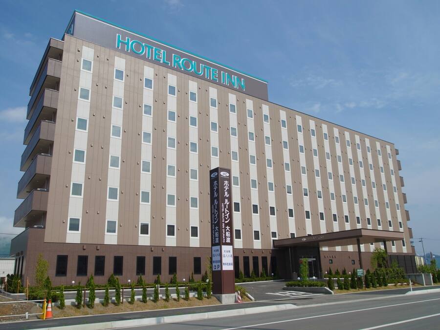 A modern hotel building with a sign reading "HOTEL ROUTE INN".