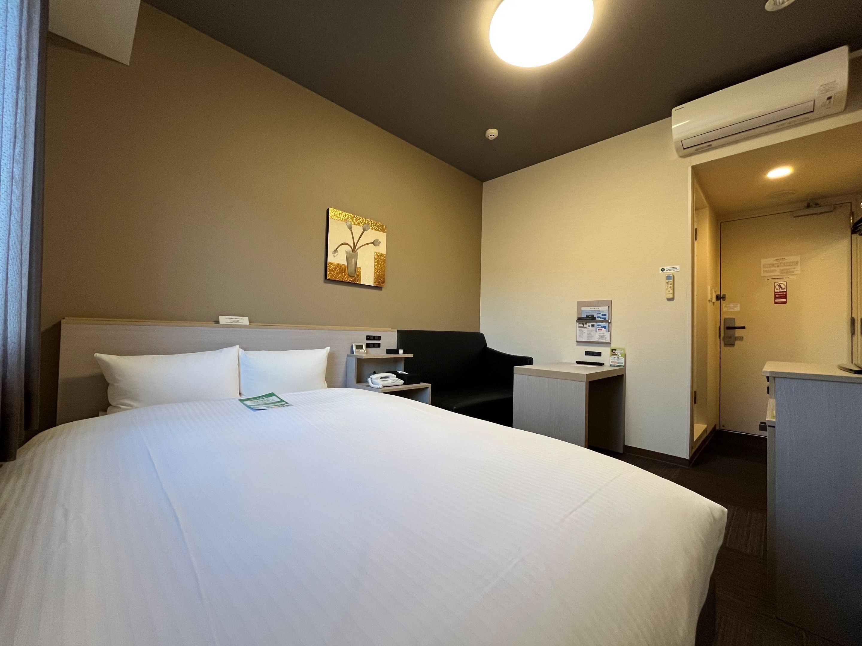 WiFi (free), bed sheets